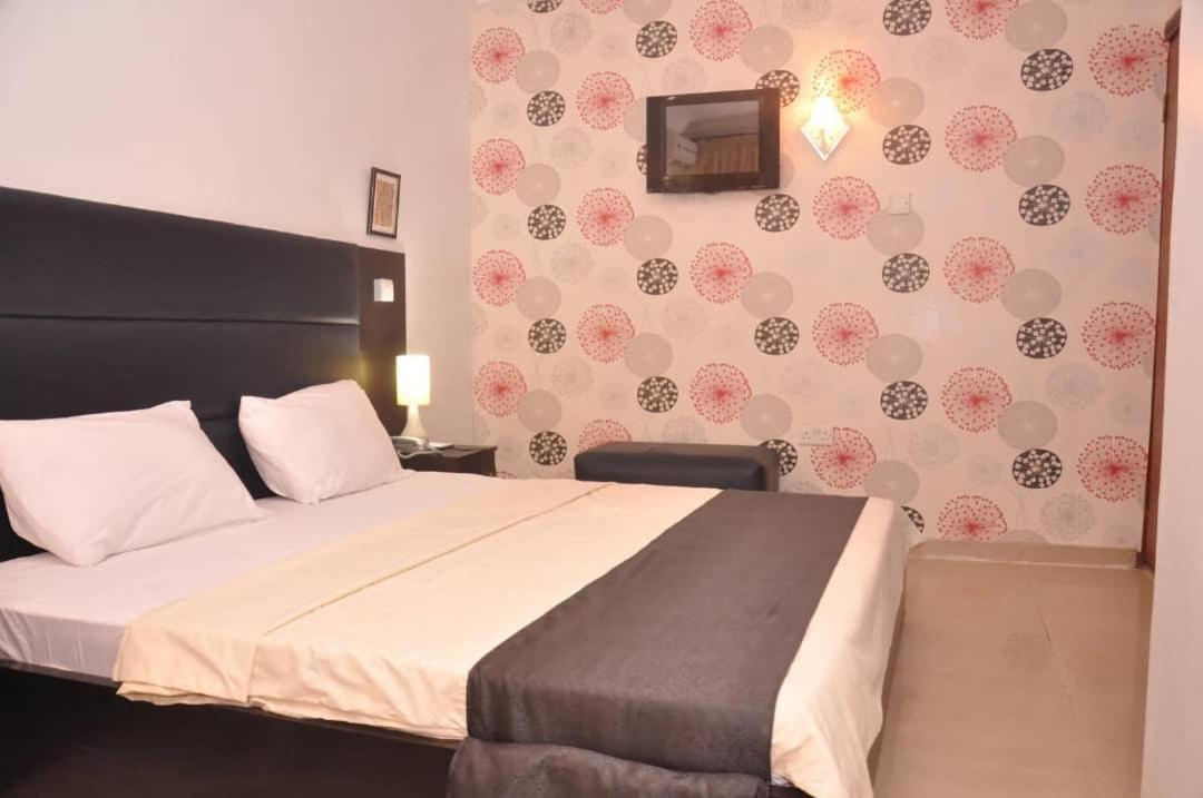 Royal Kaft Hotel Ikorodu Bagian luar foto